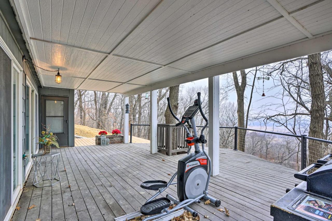 Chic Chaska Retreat With Spacious Deck And Views! Exterior photo